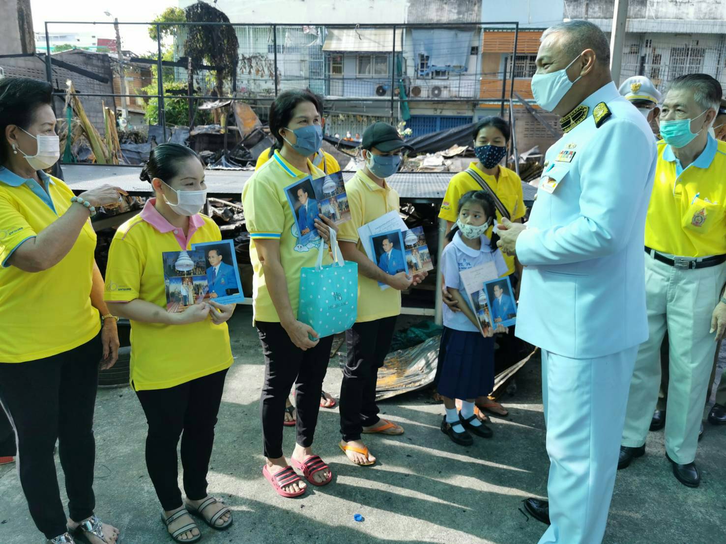 องคมนตรี เชิญถุงพระราชทาน เครื่องนอนเครื่องครัว ไปมอบแก่ผู้ประสบอัคคีภัย ในชุมชนซอยตากสิน 14