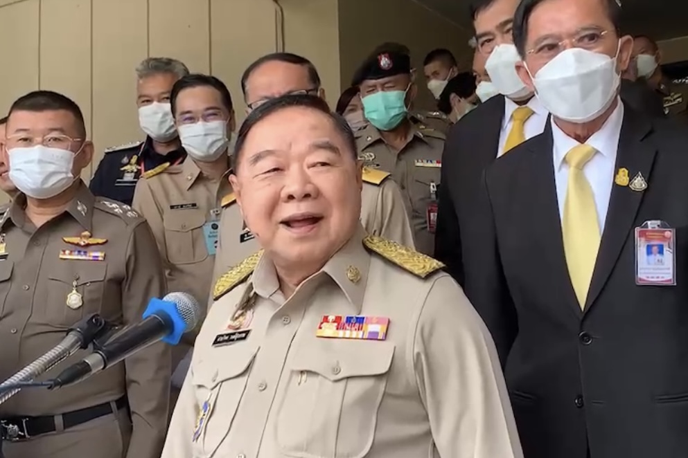 “บิ๊กป้อม” ไม่รั้ง “บิ๊กตู่” แยกพรรค แต่ “3 ป.” ไม่แยกกันเดิน ยันไม่เคยคุย "คุณหญิงอ้อ" 
