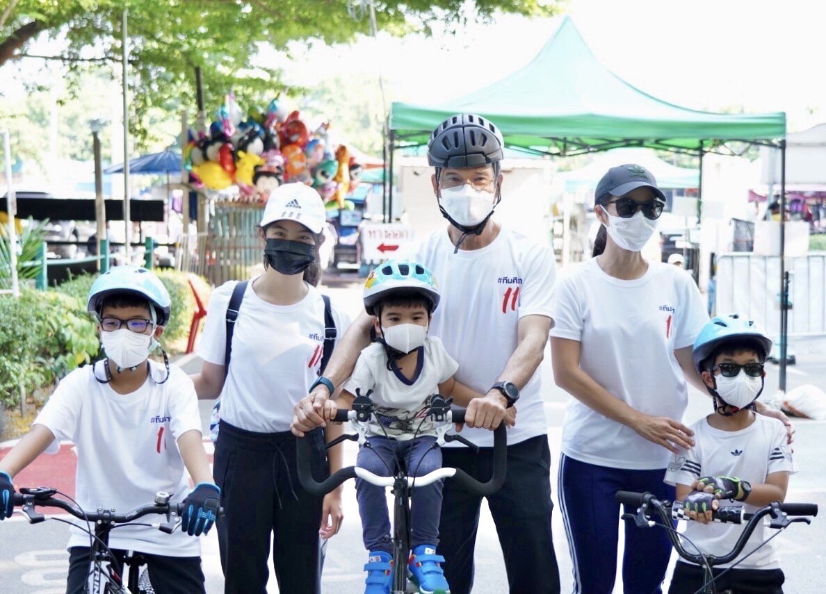 น่ารักอบอุ่น "พ่อปุ่น ศิธา เบอร์11"  ควงภรรยาและลูกๆ 4 คน ทำกิจกรรมที่สวนรถไฟในวันครอบครัว