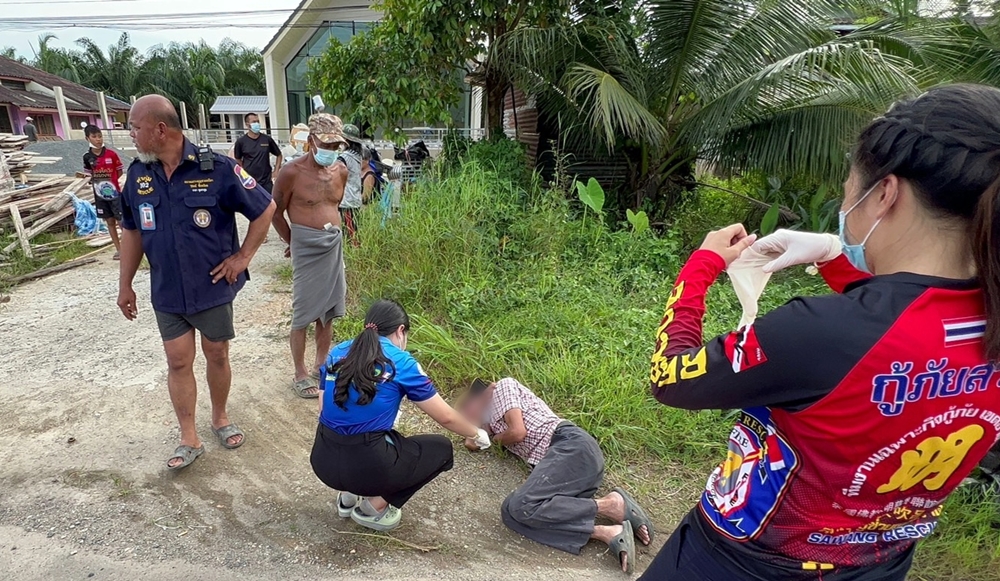 แบบนี้ก็ได้! สาวใหญ่ จ้างชายวัย 60 ขับรถไปซื้อของใกล้ถึงที่หมายแต่ทนไม่ไหวจอดนอนเฉย เหตุเมาเหล้า 
