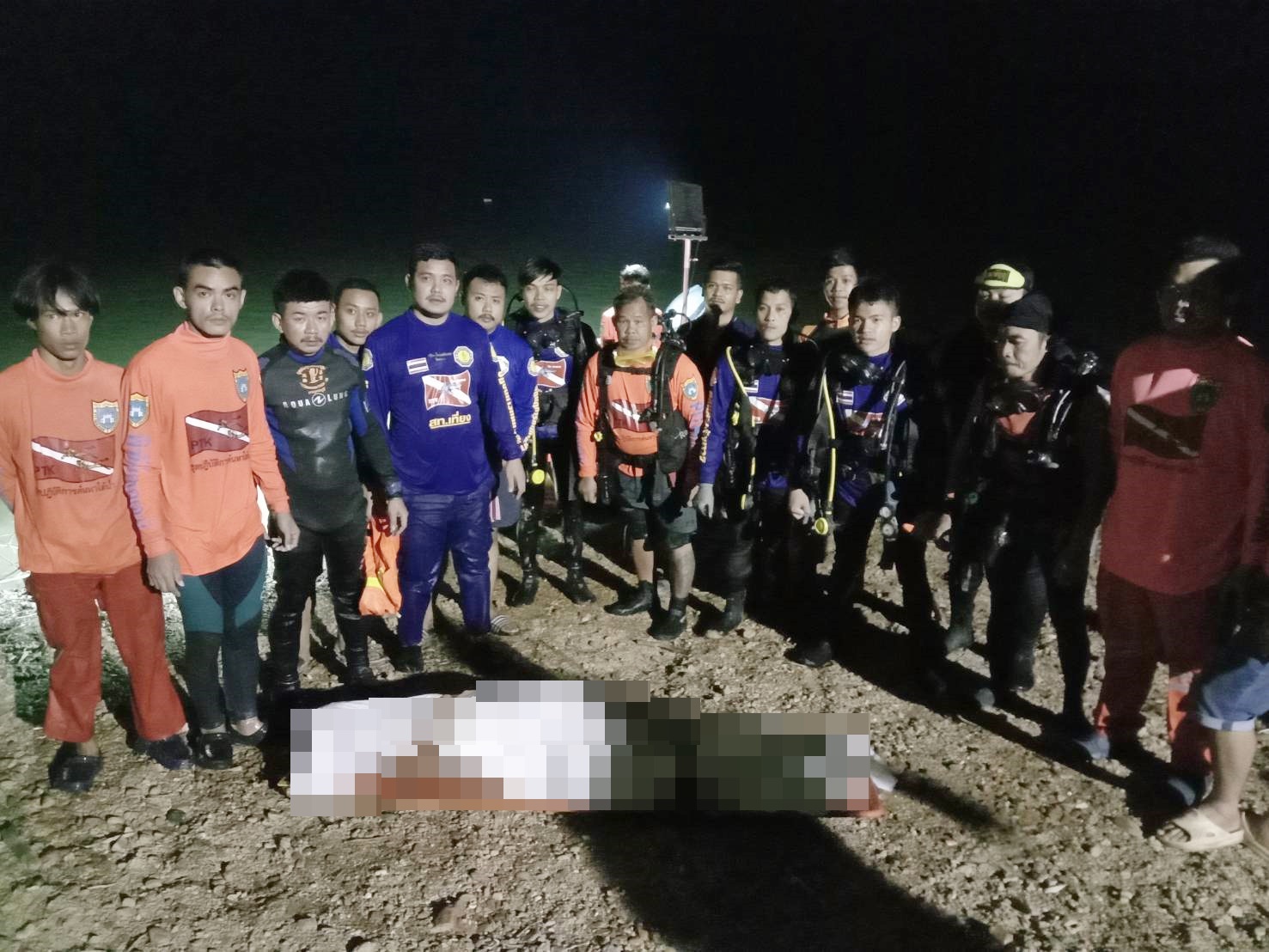 นักประดาน้ำ2มูลนิธิ งมหาร่างหนุ่มเมียนมาจมน้ำเสียชีวิตขณะหากุ้งในบ่อทรายร้างที่กาญจน์