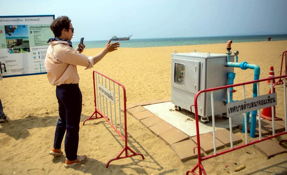 ว่าที่ สส.เขต 10 สัตหีบ ลงพื้นที่ตรวจน้ำเสียหาดนาจอมเทียน หลังชาวบ้านร้องกลิ่นเหม็น