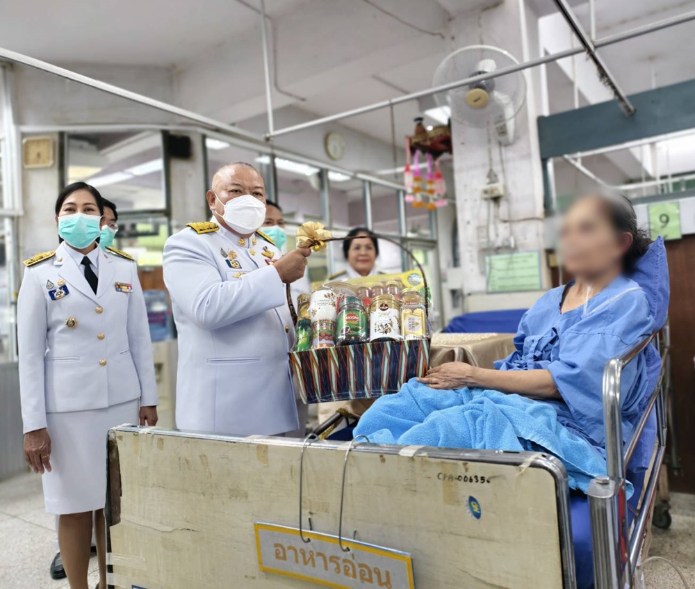 ในหลวง โปรดเกล้าฯ ให้เชิญตะกร้าสิ่งของพระราชทานมอบแก่ผู้บาดเจ็บ และทรงรับไว้เป็นคนไข้ในพระบรมราชานุเคราะห์ จากกรณีรถบัสโดยสารศึกษาดูงานพลิกคว่ำ