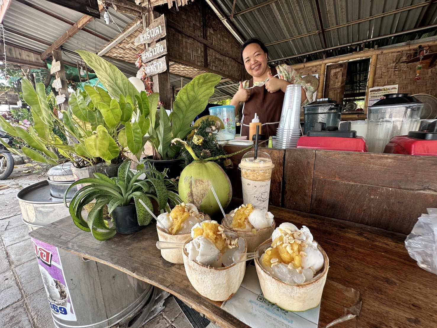 กาฬสินธุ์เปิดเมนูแก้ง่วง กาแฟมะพร้าวปั่น ไอศครีมมะพร้าวน้ำหอมสดชื่น สู้อากาศทะลุ 40 องศา