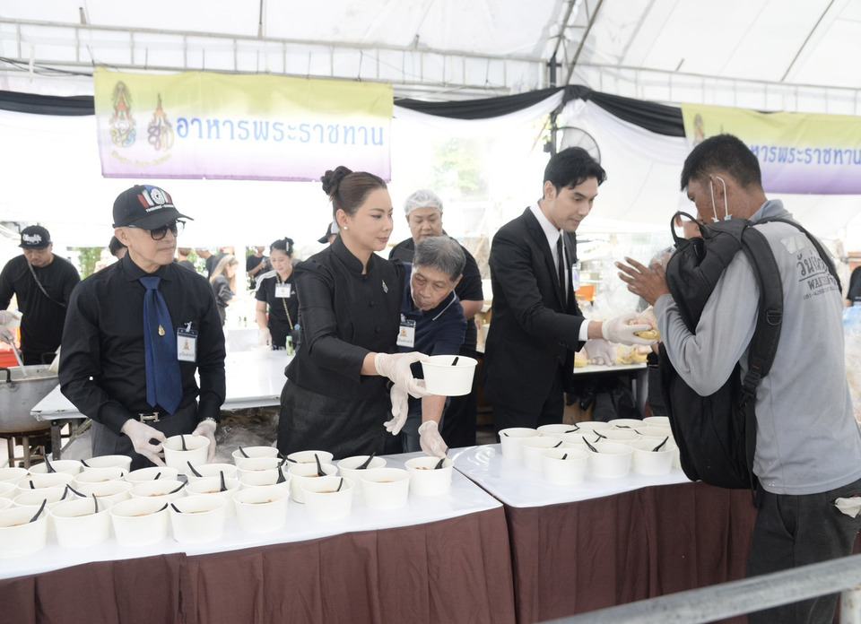ติ๊ก ชิโร่ – เอส กันตพงศ์ ร่วม “บุ๋ม ปนัดดา” แจกอาหาร–น้ำดื่ม แก่ประชาชนถวายสักการะพระบรมศพ "พระพันปีหลวง"