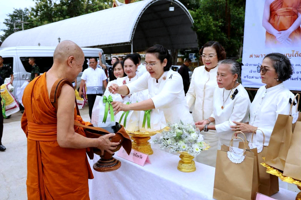 ผู้ว่าฯ กาญจนบุรี นำพุทธศาสนิกชนทำบุญตักบาตร-เวียนเทียน วันอาสาฬหบูชาและเข้าพรรษา 2569