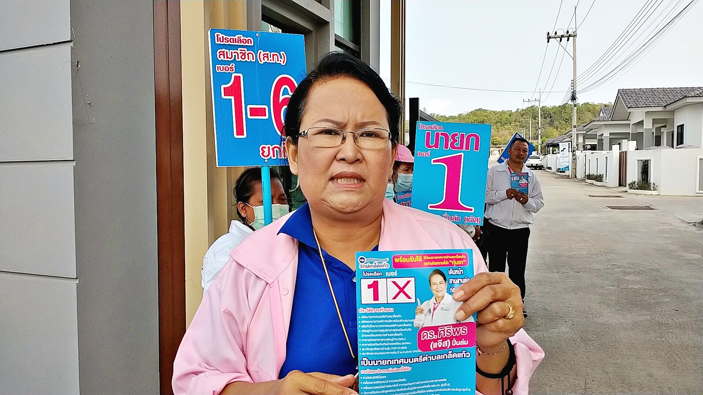 ดร.ศิริพร ปิ่นล่ม อดีตนายกเทศมนตรึตำบลเกล็ดแก้ว ขอคะแนนเสียงประชาชนสานงานต่อ   