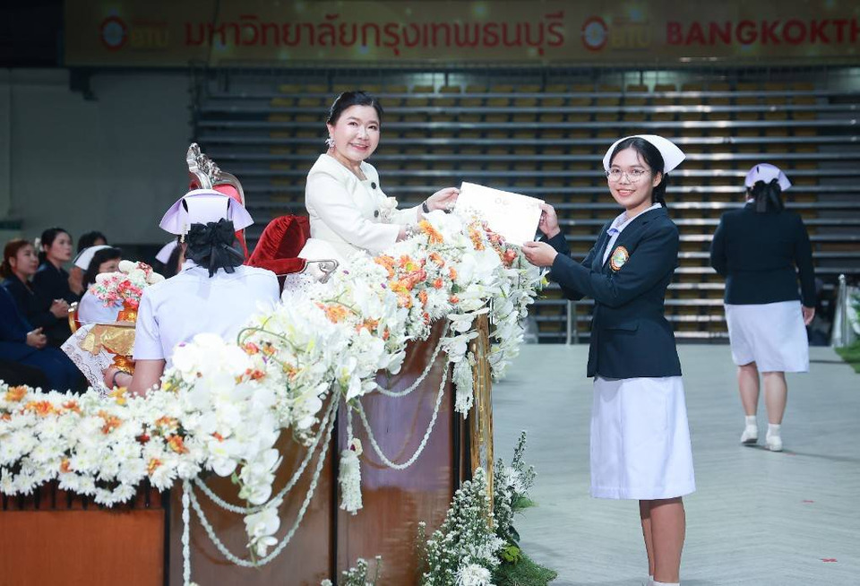 “ศ.ดร.บังอร” มอบแถบหมวก-เข็มสัญลักษณ์แก่ผู้สำเร็จการศึกษาหลักสูตรพยาบาลศาสตรบัณฑิต