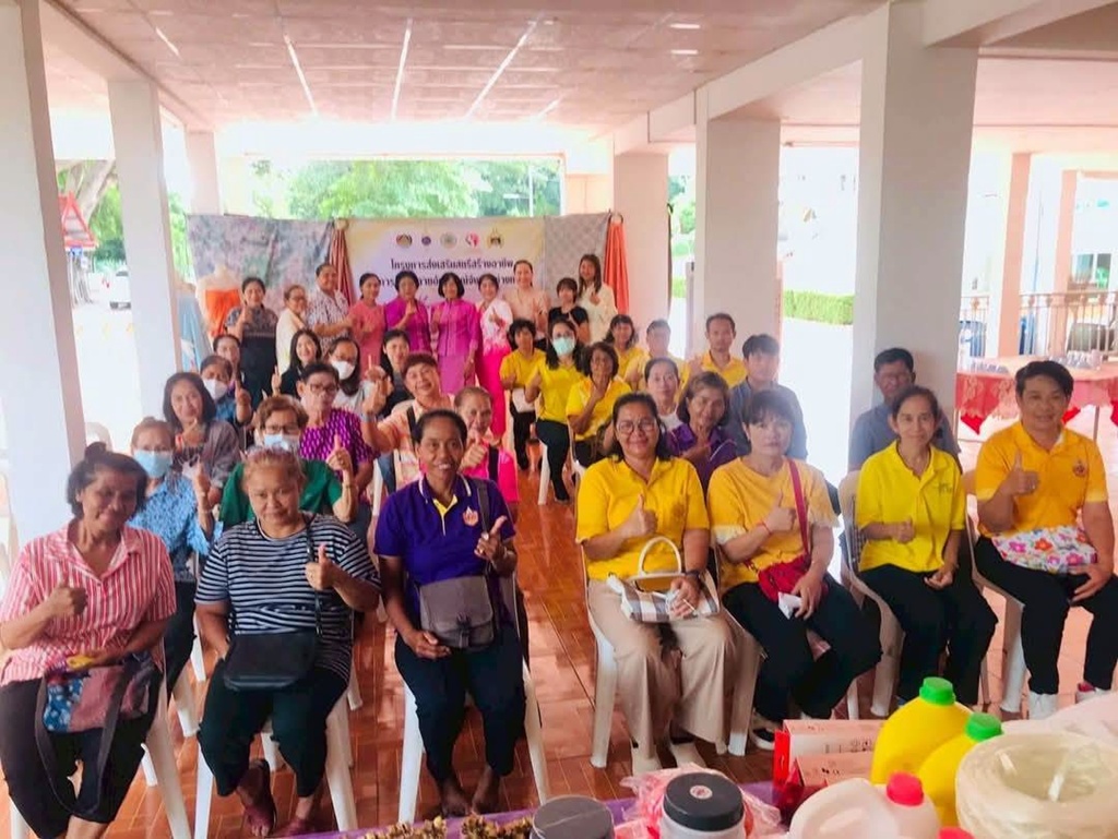 พช.อ่างทอง -กพสจ. ร่วมส่งเสริมสตรีสร้างอาชีพทำผ้าลายอัตลักษณ์ "วิเศษไชยชาญพรรณพฤกษา" 