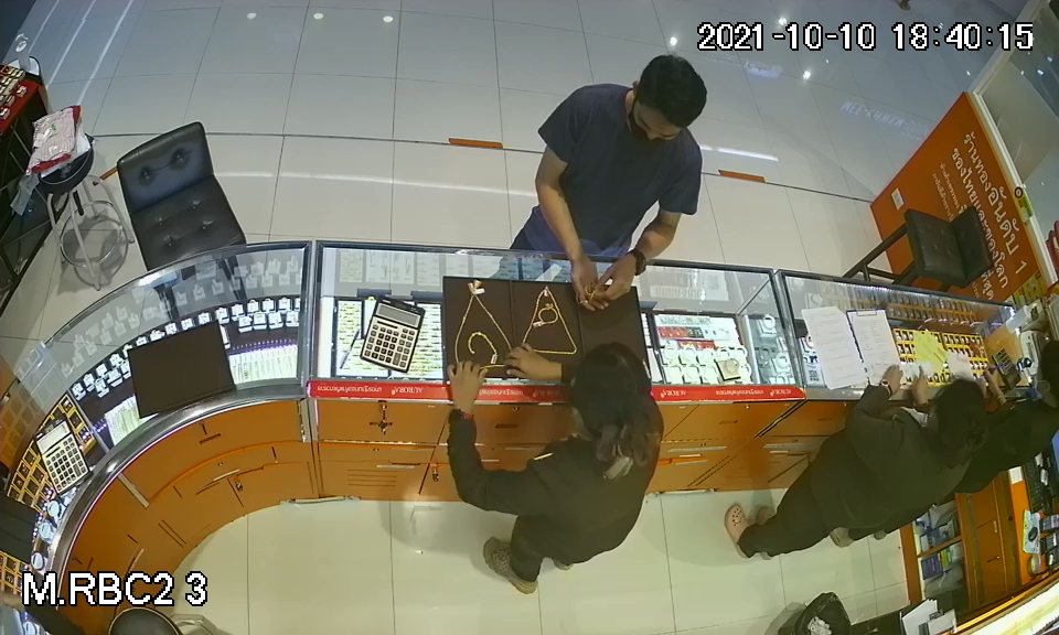  ผบ.ตร.สั่งไล่ล่าคนร้ายวิ่งราวทอง ร้านทองออโรร่าภายใน โรบินสัน ดอนหัวฬ่อ