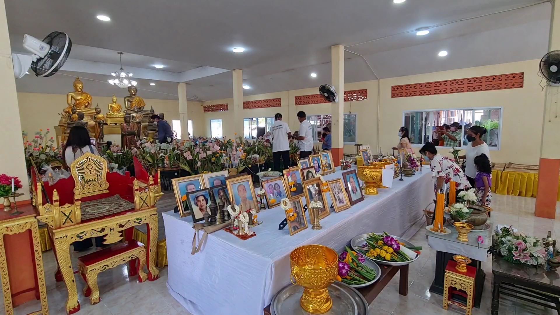 ชาวนครศรีธรรมราช ‘ยกหมรับ’ เข้าวัดทำบุญใหญ่อุทิศให้บรรพบุรุษในสารทเดือนสิบประจำปี