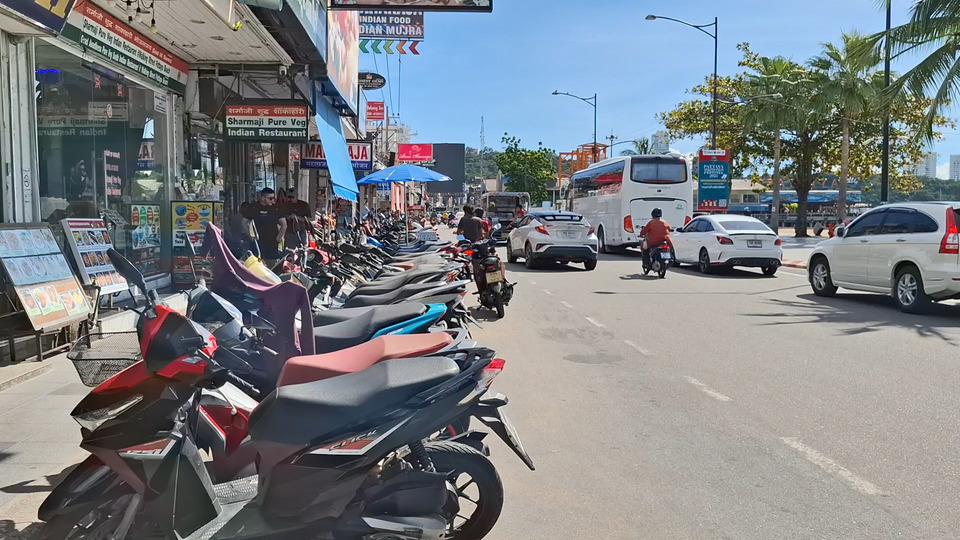 พัทยาเตรียมบังคับใช้กฎหมายเข้ม จัดระเบียบจอดรถเลียบชายหาด แก้ปัญหาสองแถวกีดขวางจราจร 