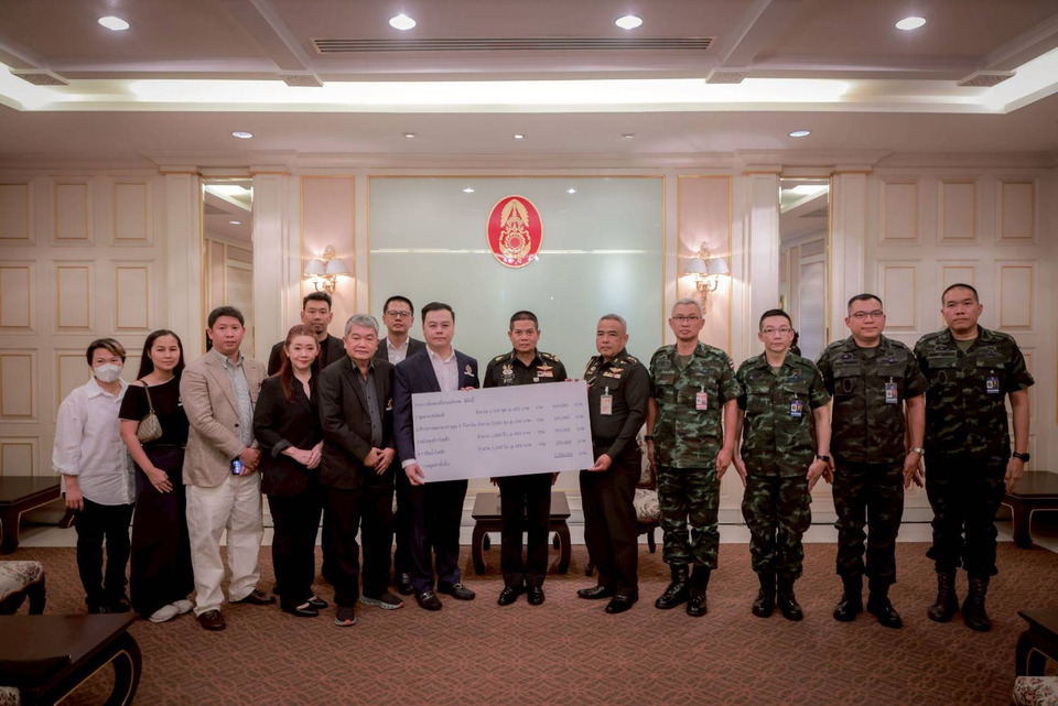 ทบ.รับมอบสิ่งของอุปโภคบริโภคพร้อมยาและเวชภัณฑ์ ส่งมอบกำลังพลที่ปฏิบัติหน้าที่ในพื้นที่ชายแดนไทย-กัมพูชา