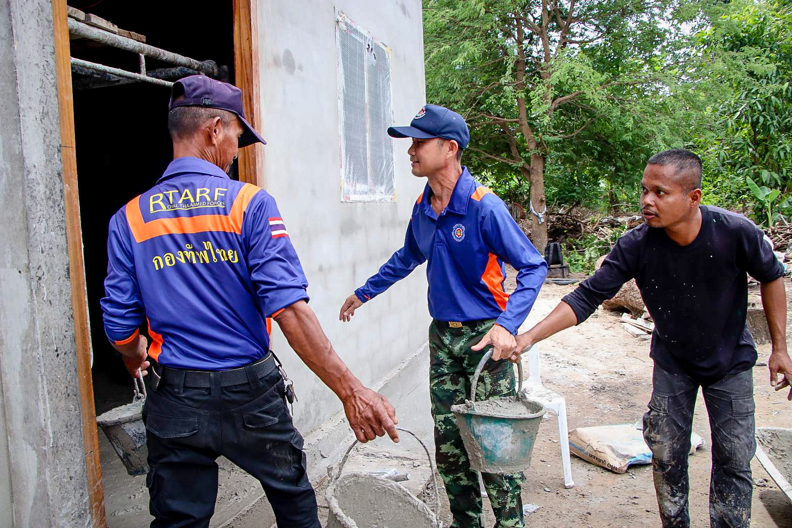 กองทัพไทย ช่วยเหลือประชาชน สร้างบ้านผู้ยากไร้ ในพื้นที่ทุรกันดาร จ.อุบลราชธานี