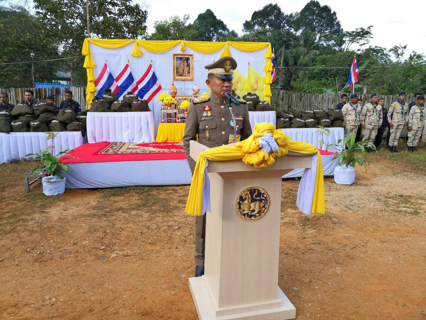 องคมนตรี  เชิญถุงพระราชทานมอบแก่เจ้าหน้าที่ที่ปฏิบัติหน้าที่ ณ ฐานปฏิบัติการชุดคุ้มครอง กรงปินัง ยะลา