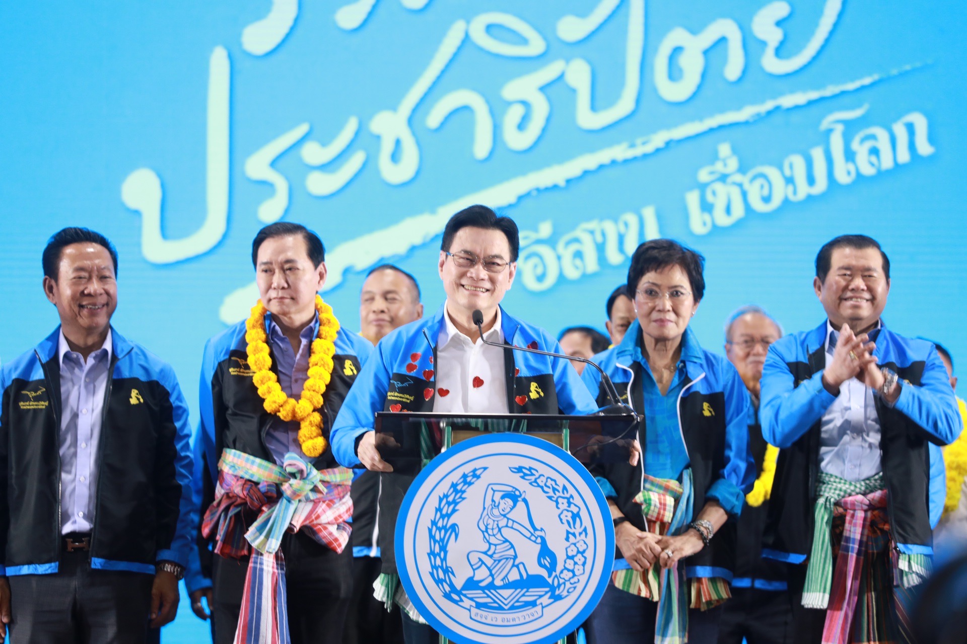 ยิ่งใหญ่ ! "จุรินทร์" นำทัพบุกโคราช เปิดตัว 99 ผู้สมัครอีสาน ประกาศพาคนอีสานร่ำรวย ย้ำ "ประชาธิปัตย์" คือสถาบันการเมือง ไม่ใช่พรรคเฉพาะกิจ 