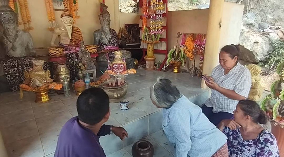 ชาวอุทัยธานีแห่ขอโชคลาภศาลพ่อปู่ฤาษี เชื่อเฝ้าเขาให้พรและคุ้มครอง 