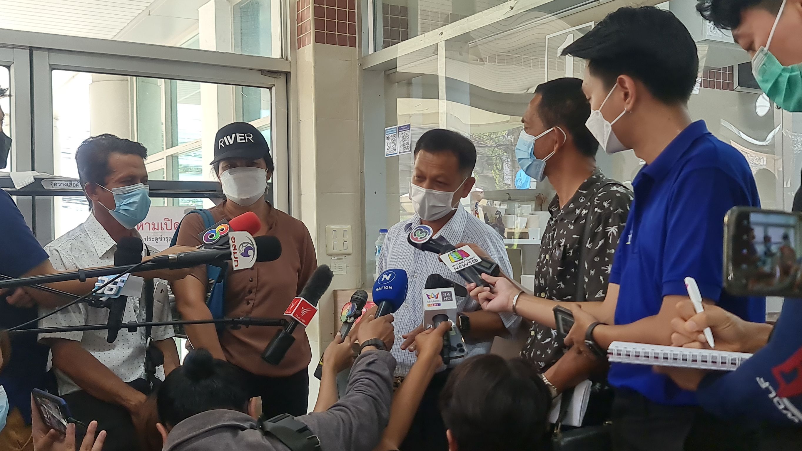 สุดเศร้า!! พ่อเหยื่อ "รับน้องโหด" โคราชนำร่างลูกชายส่งนิติเวชฯผ่าชันสูตรศพ