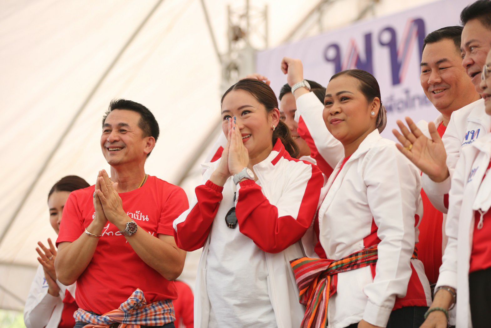 ชาวกาฬสินธุ์นับหมื่นแห่เชียร์เพื่อไทย "แพทองธาร" อาสาขอปลดทุกข์หนี้สิน "สุทิน" อ้อนเลือกให้เกิน 251 ที่นั่งเอาชนะเสียง ส.ว. 
