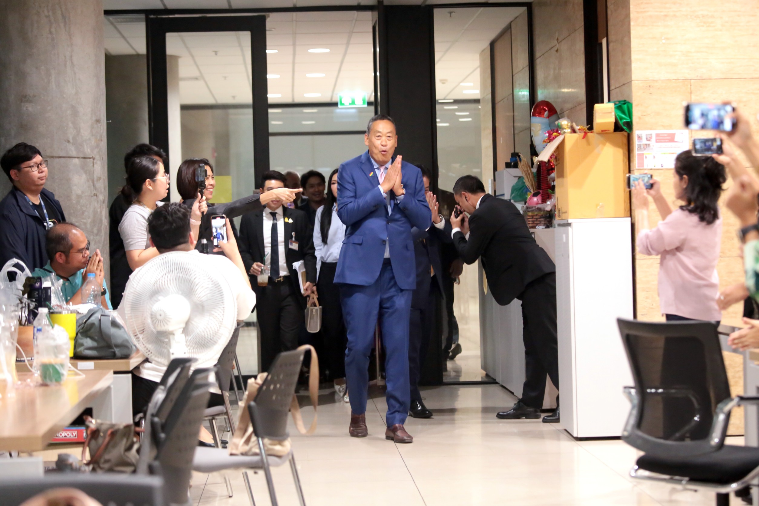 “เศรษฐา” บุกห้องนักข่าวสภา ตกใจคนเยอะ บอกด้านล่างวุ่นวาย ข้างบนสบาย