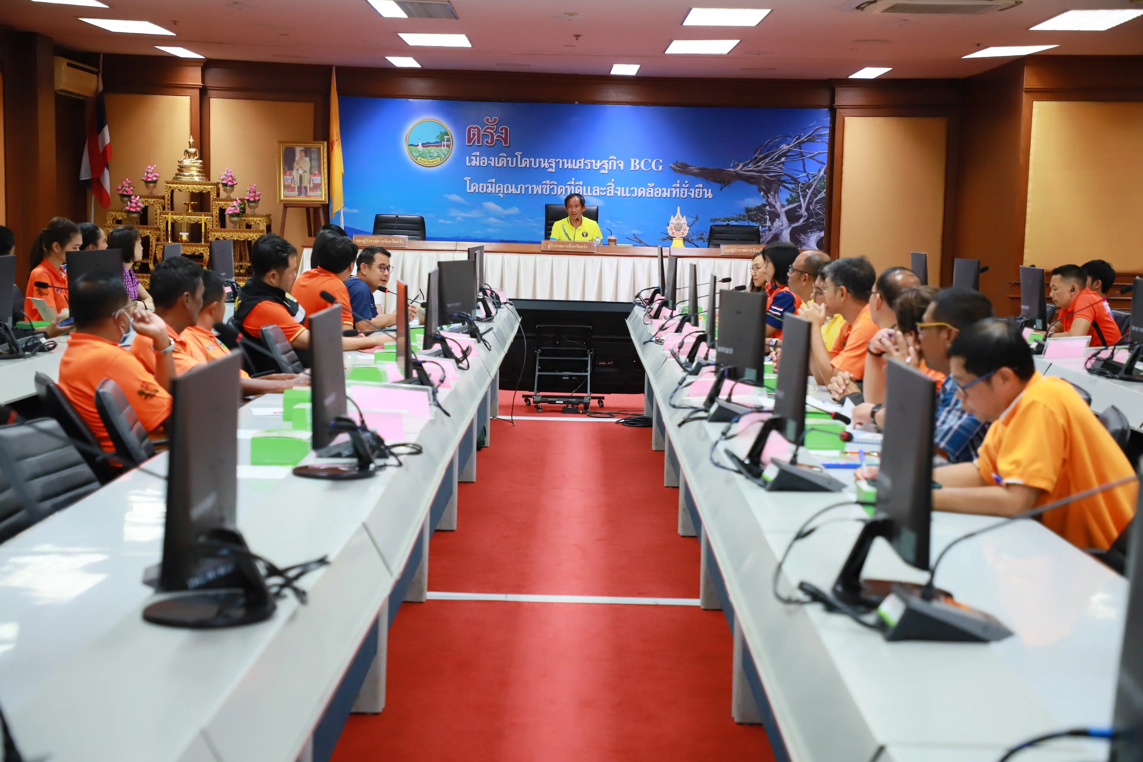 ผู้ว่าฯตรัง เรียกผู้ประกอบการเลี้ยงช้าง และหน่วยงานที่เกี่ยวข้อง หารือแก้ปัญหากรณีช่างสร้างปีญหาในพื้นที่