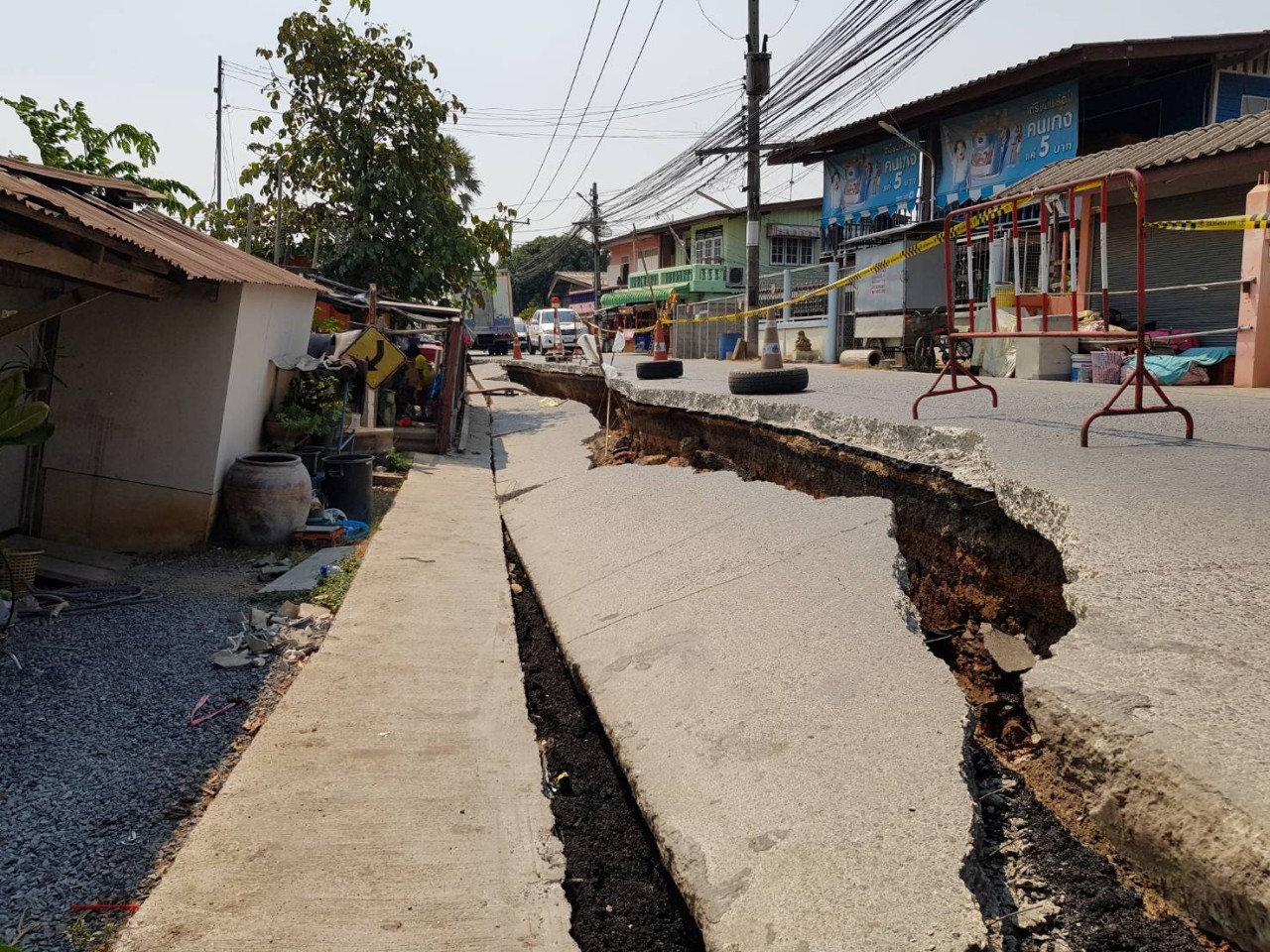 ชาวบ้านผวาไม่กล้านอนในบ้านหลังถนนทรุดตัวลึกกว่า3เมตร ยาวกว่า80เมตร 