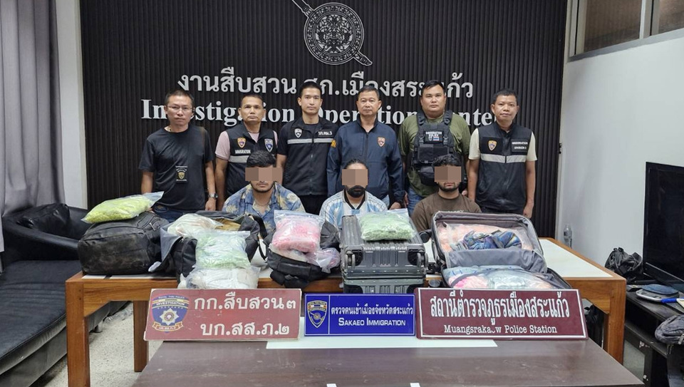 ตม.สระแก้วทลายแก๊งต่างชาติ! ยึดยาอีซุกตุ๊กตา 1 แสนเม็ด เตรียมส่ง กทม.