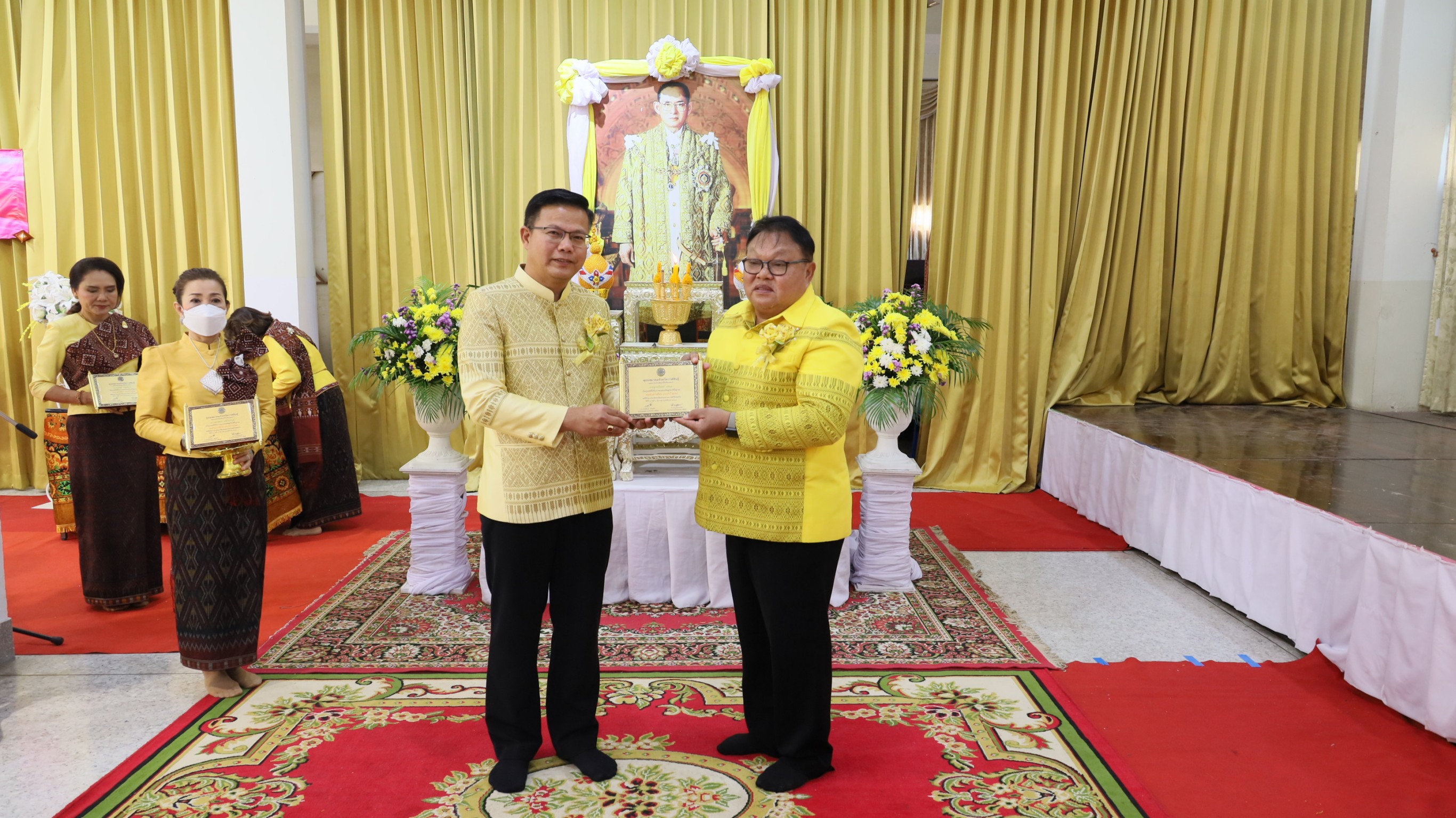 มอบโล่เชิดชูเกียรติแก่พ่อตัวอย่างดีเด่น  จังหวัดกาฬสินธุ์ 