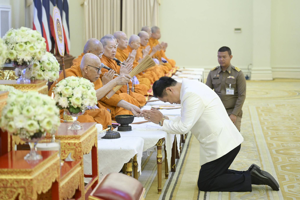 นายกฯ ทำบุญสิ่งศักดิ์สิทธิ์ทำเนียบฯ เผย “ทำความดีพอ” หลังเจอเหตุใหญ่หลายครั้ง สมเด็จธงชัยพรมน้ำมนต์เสริมสิริมงคล