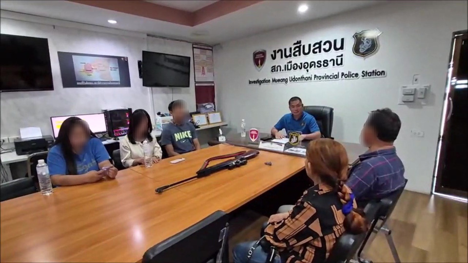อดีตผู้ช่วยผู้ใหญ่บ้านอุดรฯ มอบตัวแล้ว เมาสะพายปืนบุกบ้านถามหาสุนัข อ้างถูกรบกวนบ่อย ตร.แจ้ง 3 ข้อหา 