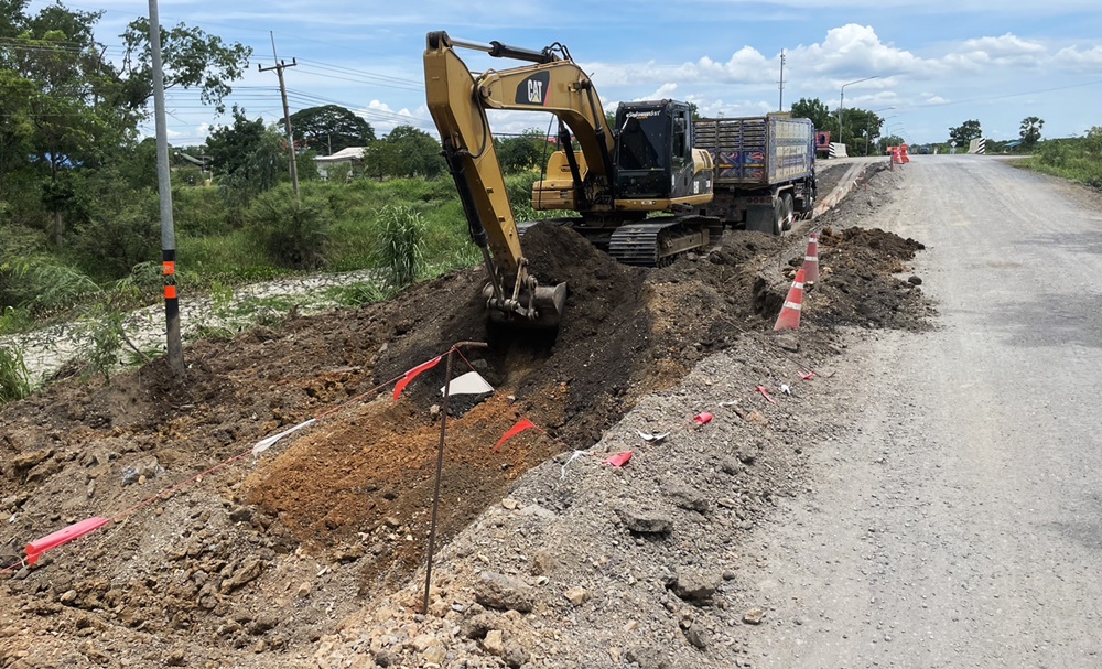 กรมชลฯ เร่งซ่อมถนนบนคันกั้นน้ำกรุงเก่า หลังทรุดกว้าง 3 เมตร คาดแล้วเสร็จ ก.ค.นี้