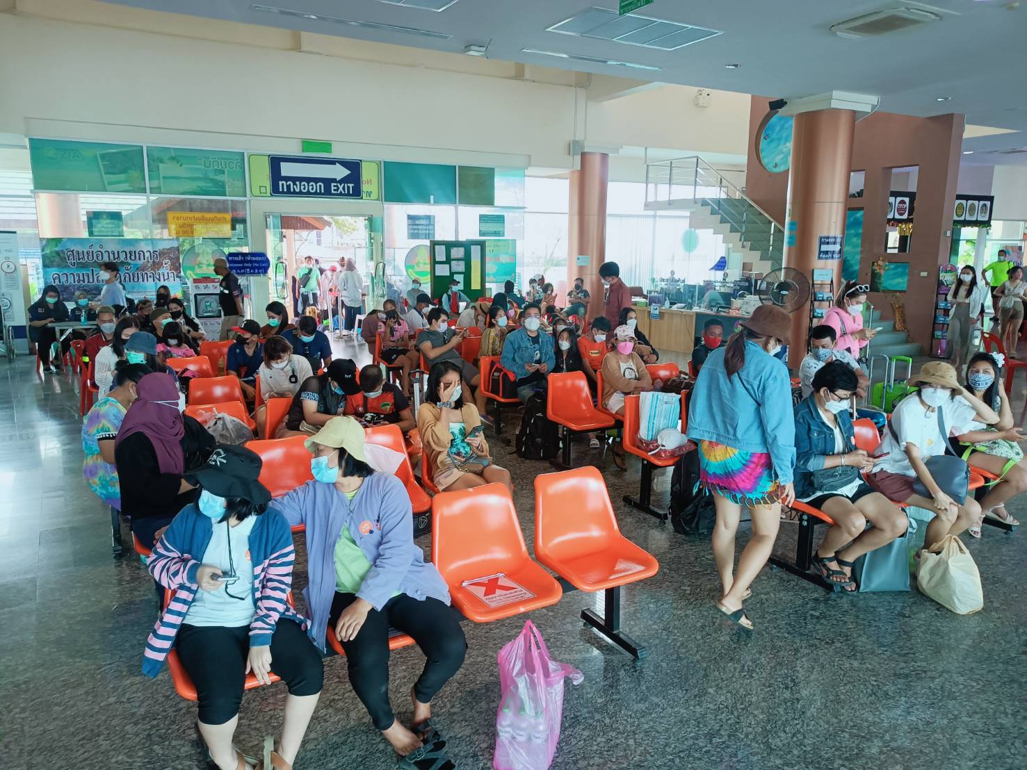 นทท.แน่น เที่ยวปีใหม่ที่เกาะหลีเป๊ะ ผู้ว่าฯสตูล ลงตรวจเข้มเน้นย้ำมาตราการกันโควิดโอไมครอน