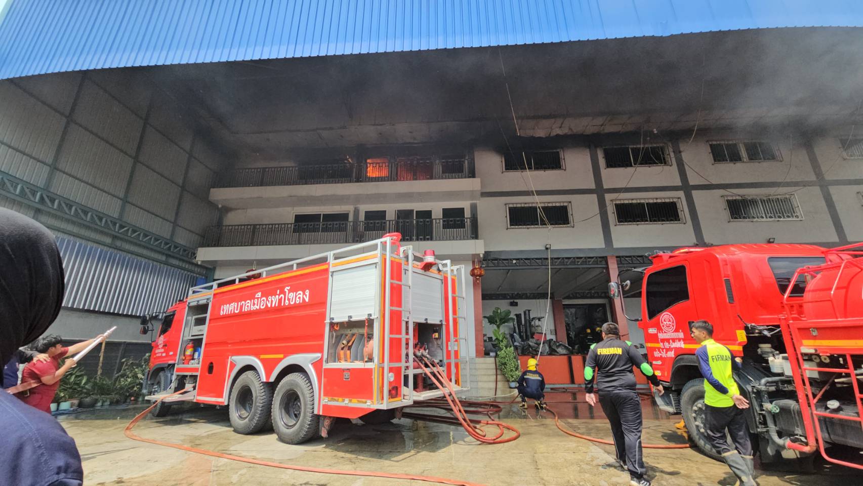 ไฟไหม้ห้องเย็นวอดพนักงานวิ่งหนีเอาชีวิตรอดย่านคลองสอง