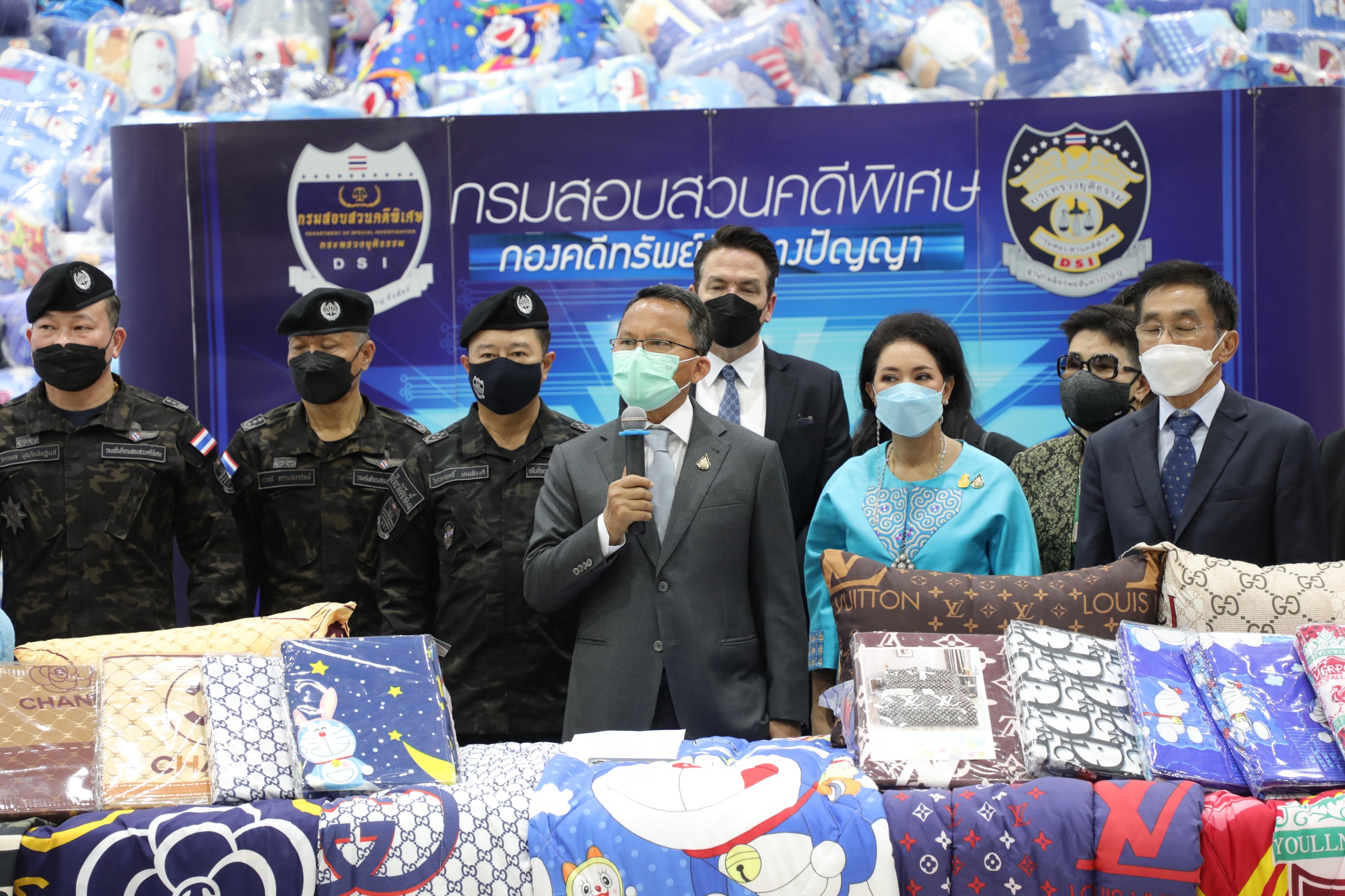 รมว.ยุติธรรม แถลงผลยึดสินค้าละเมิดลิขสิทธิ์มูลค่า 160 ล้านบาท