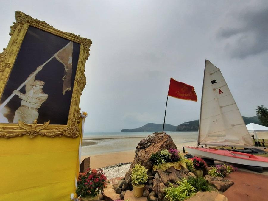 นักกีฬาเรือใบน้อมรำลึกถึง “ในหลวง ร.9” ทรงเรือใบข้ามอ่าวไทย
