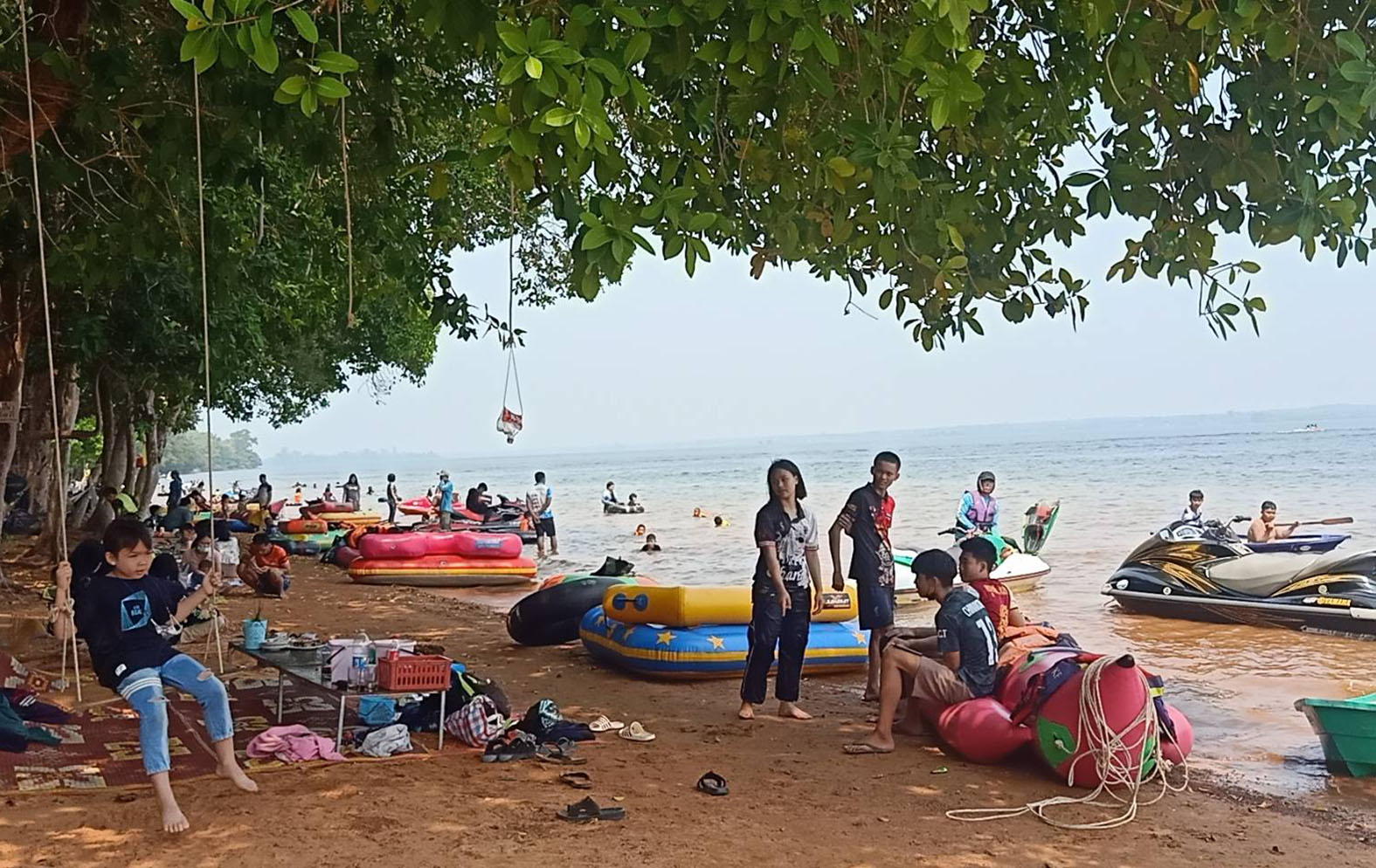 นทท.  แห่ใช้สิทธิ์คนละครึ่ง  และเราชนะ  กันอย่างคึกคัก  เต็มหาดคำสมบูรณ์ ที่บึงกาฬ
