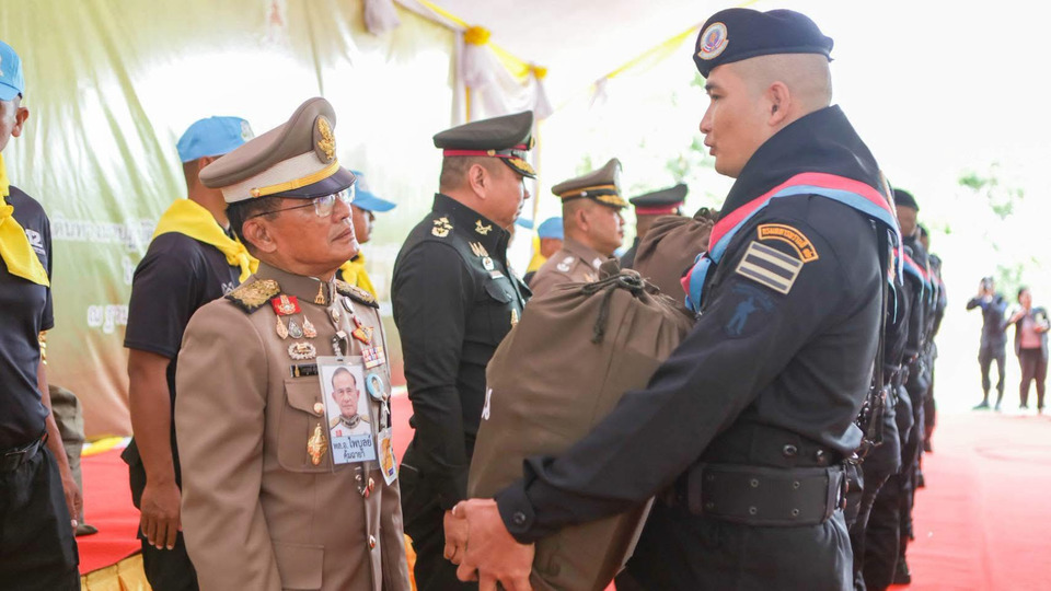 ในหลวงโปรดเกล้าฯ “องคมนตรีไพบูลย์” ลงพื้นที่สระแก้ว เยี่ยม-ให้กำลังใจกำลังพลชายแดนไทย–กัมพูชา