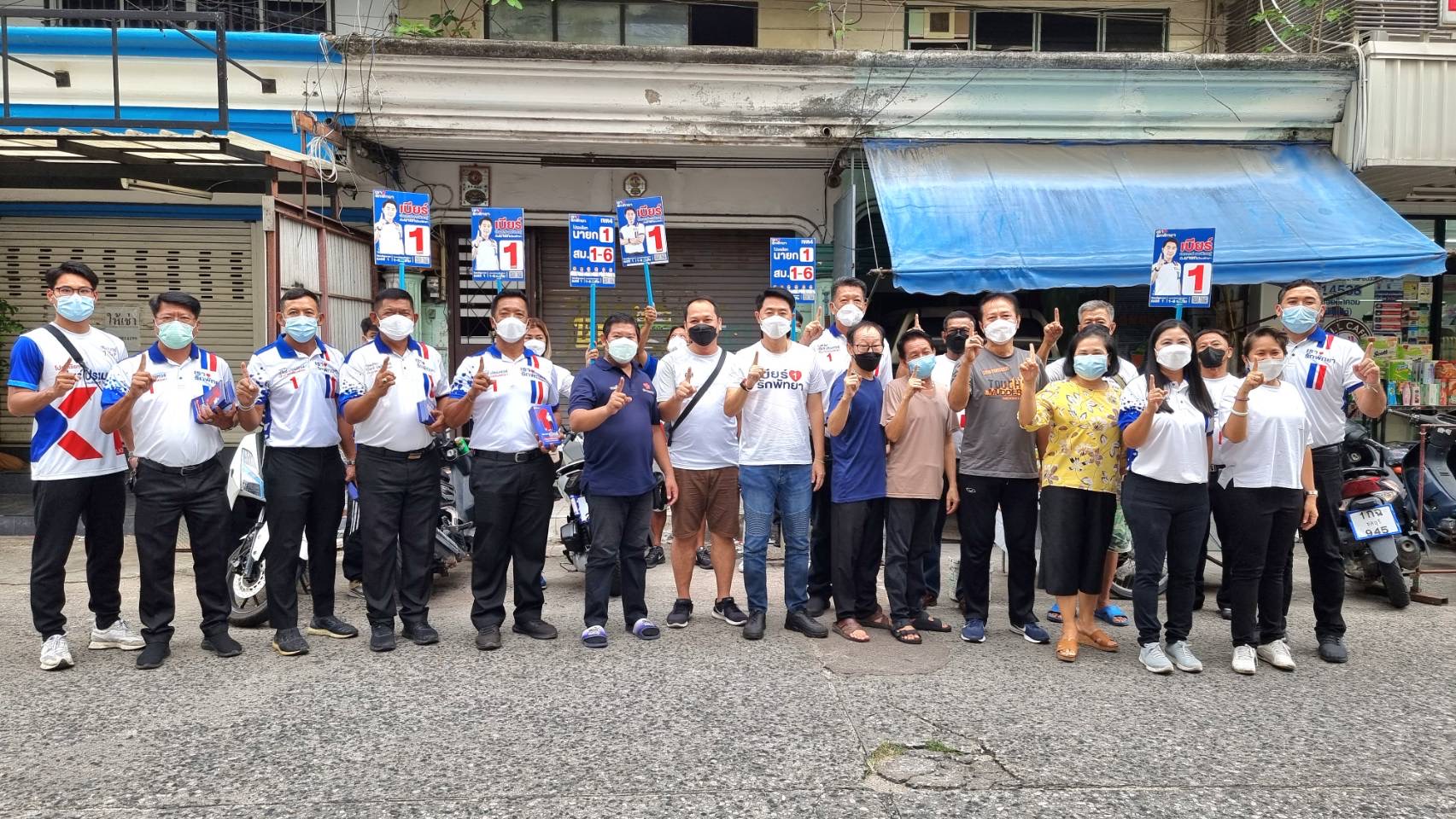 โค้งสุดท้าย "เบียร์ ปรเมศวร์" เบอร์ 1 ลุยขอคะแนนเสียงผู้ประกอบการตัดเย็บผ้า ชุมชนเดย์ไนท์ 