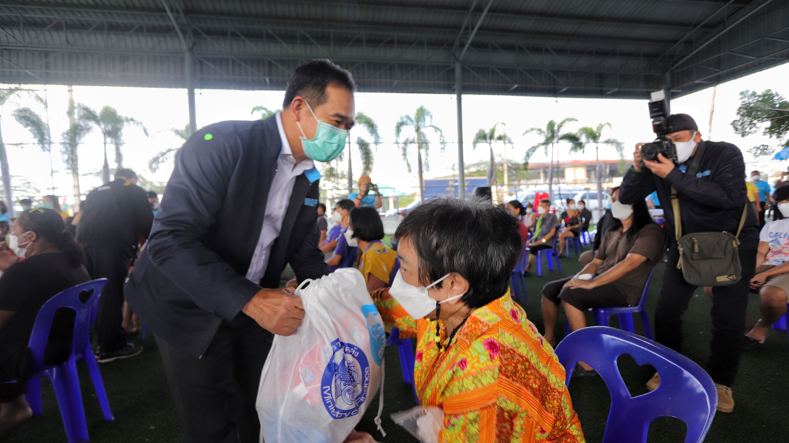 ปลัดกระทรวงการคลัง ลงพื้นที่ มอบถุงยังชีพชุมชนริมน้ำ ตำบลบ้านกลาง อำเภอเมืองปทุมธานี 