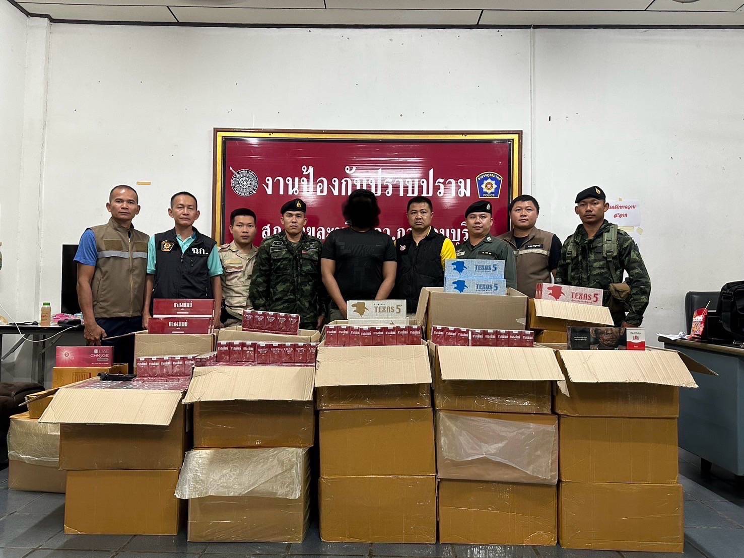 ทหาร ฉก.ลาดหญ้า ร่วมตำรวจสังขละบุรี รวบหนุ่ม ขับรถกระบะขนบุหรี่ต่างประเทศหนีภาษี