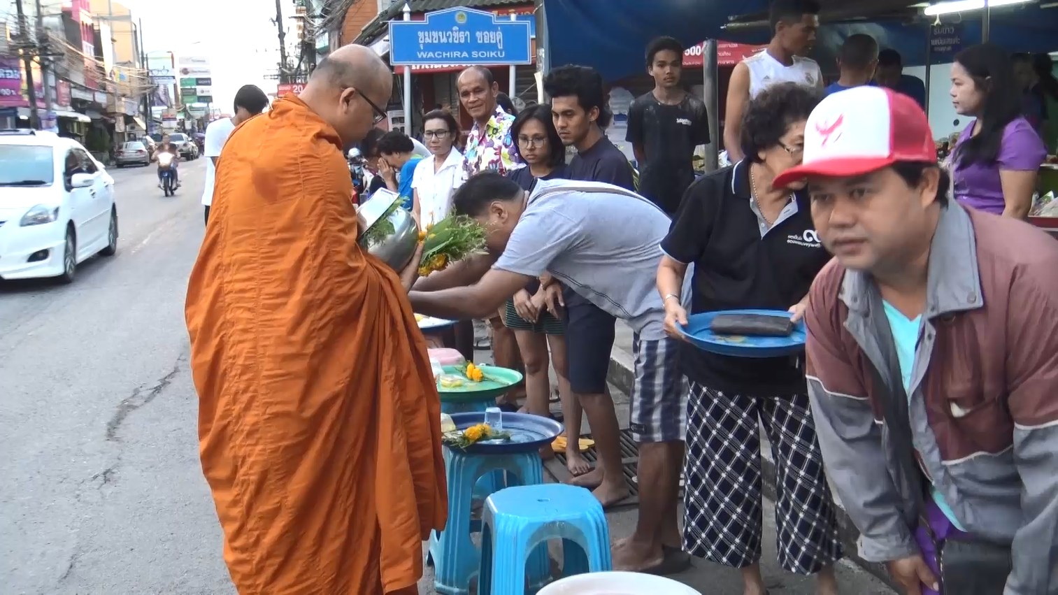 ชาวเมืองสงขลาทำบุญตักบาตรถวายเป็นพระราชกุศลพระเจ้าอยู่หัว