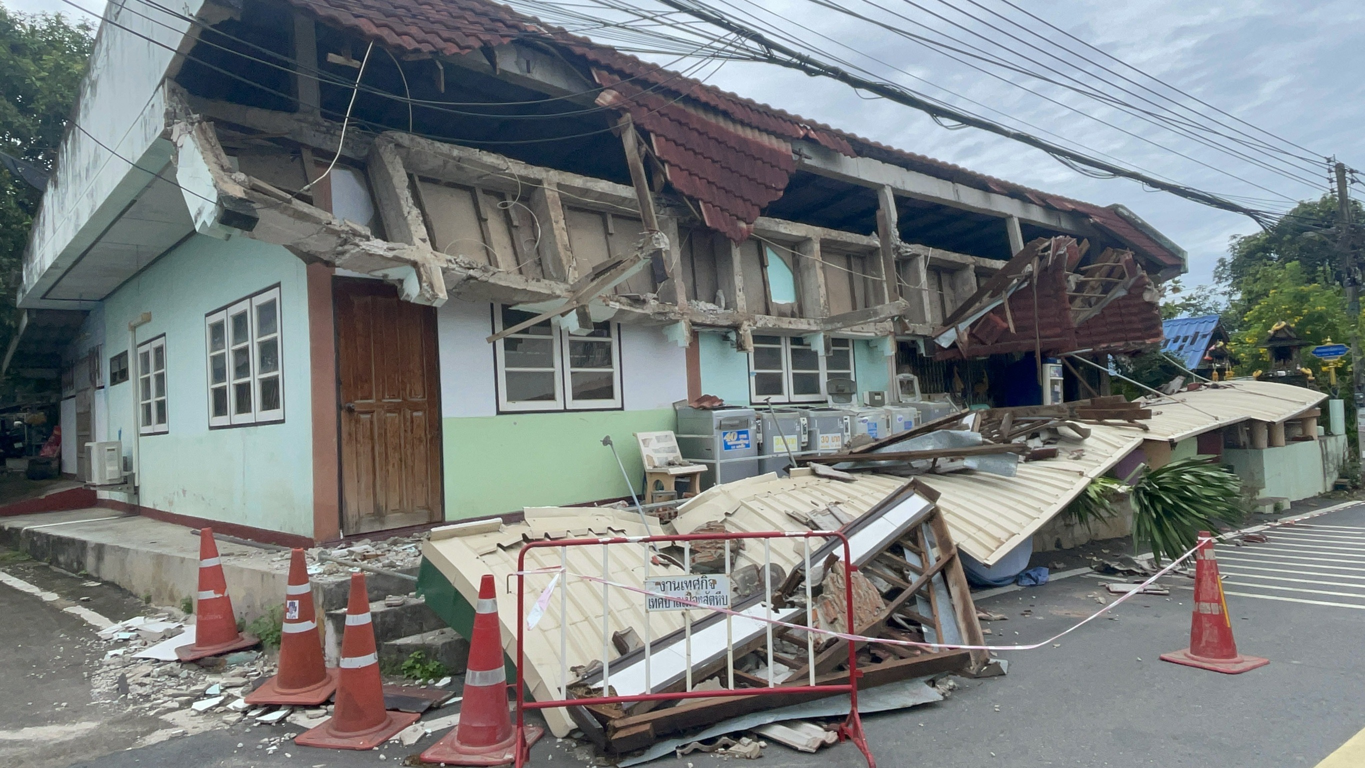 ระทึก!!เจ้าของบ้านรอดตายหวุดหวิด เหตุหลังคาบ้านถล่มทั้งแถบ 
