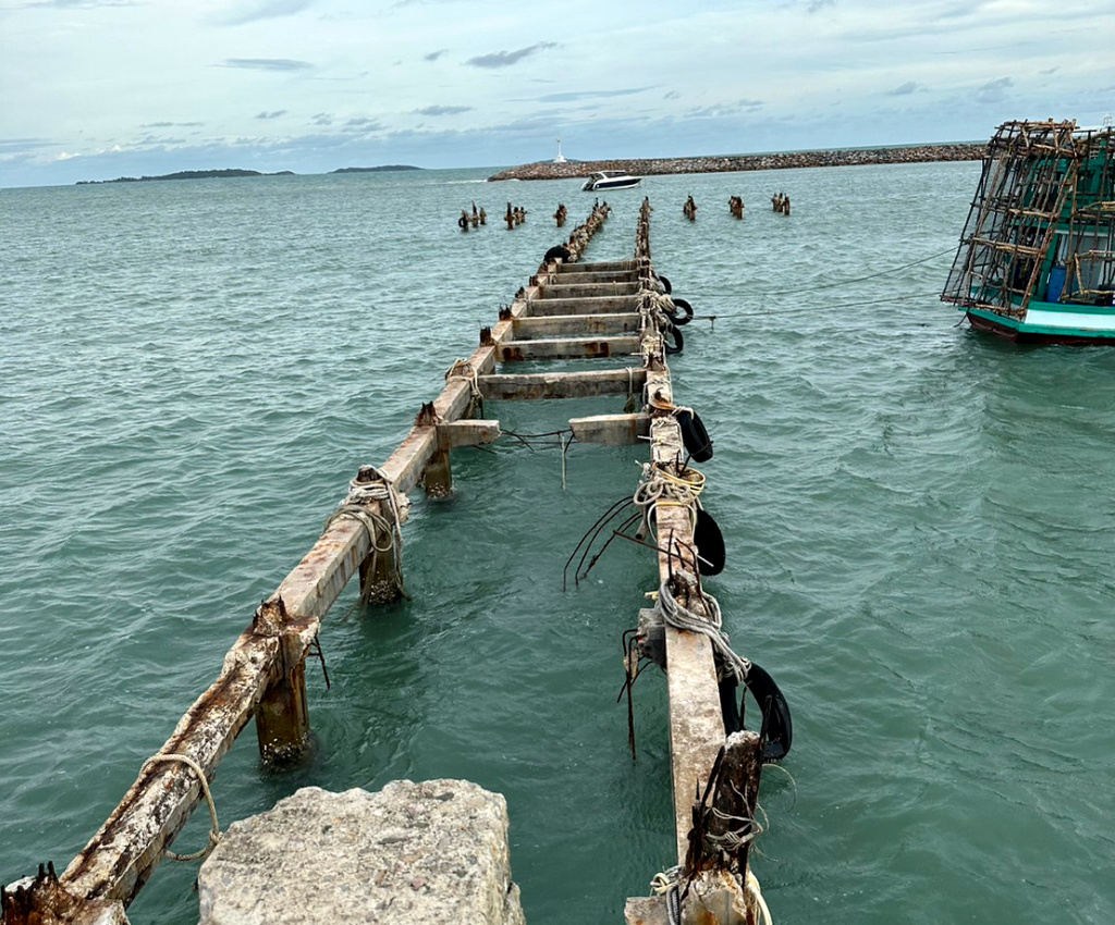 นายก ส.ประมงสุนทรภู่ฯ จี้เร่งสร้างท่าเรือ หลังผู้รับเหมาทิ้งงานเหลือแต่ซากปูนกลางทะเล