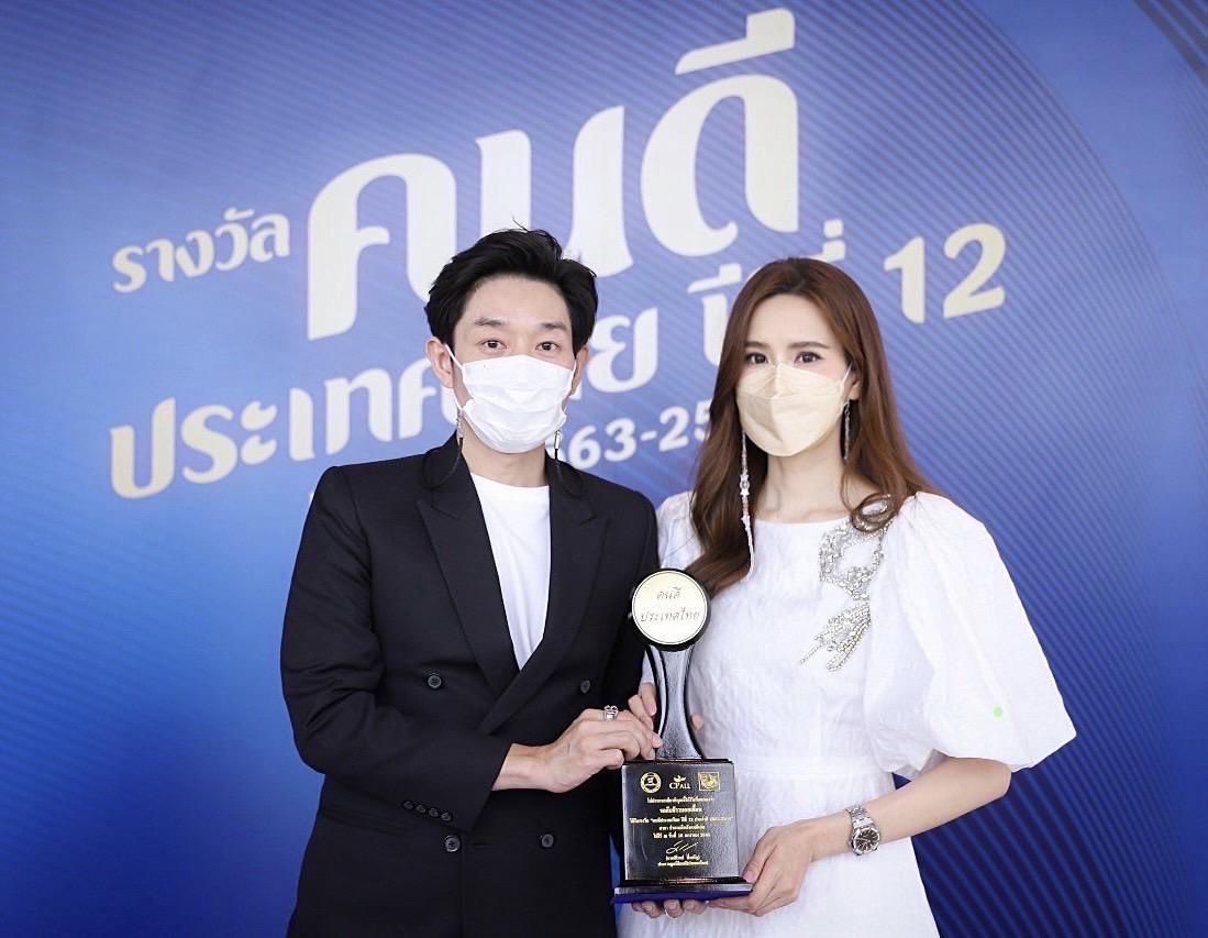 คุณค่าที่ควรได้รับ !! บอย & เจี๊ยบ รับมอบรางวัล “คนดีประเทศไทย ปีที่ 12”