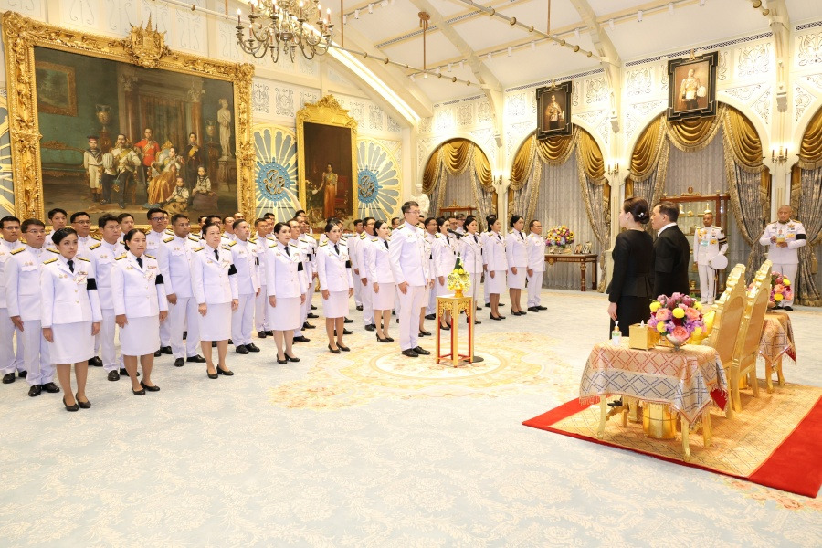 "ในหลวง-พระราชินี"  พระราชทานพระบรมราชวโรกาสให้ คณะบุคคลต่าง ๆ เฝ้าทูลละอองธุลีพระบาท
