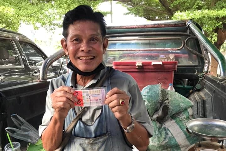 เศรษฐีคนใหม่ "ลุงธรพ่อค้าขายของป่า" ถูกรางวัลที่ 1 รับ 12 ล้าน