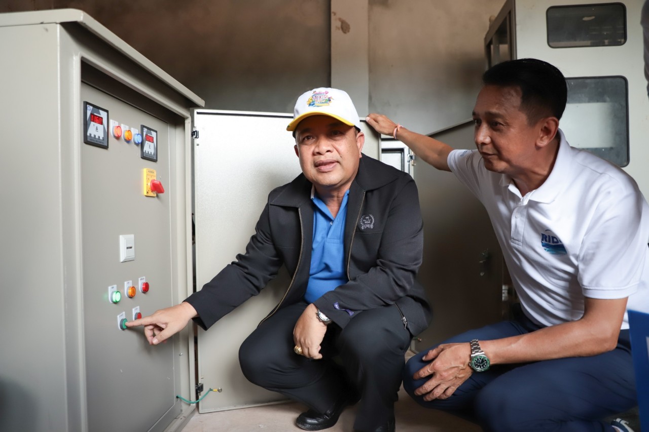 รองผู้ว่าฯนราธิวาส เปิดประตูระบายน้ำจากคลองน้ำดำ ช่วยเหลือพื้นที่ปลูกปาล์มน้ำมัน จำนวน 37,800 ไร่ 