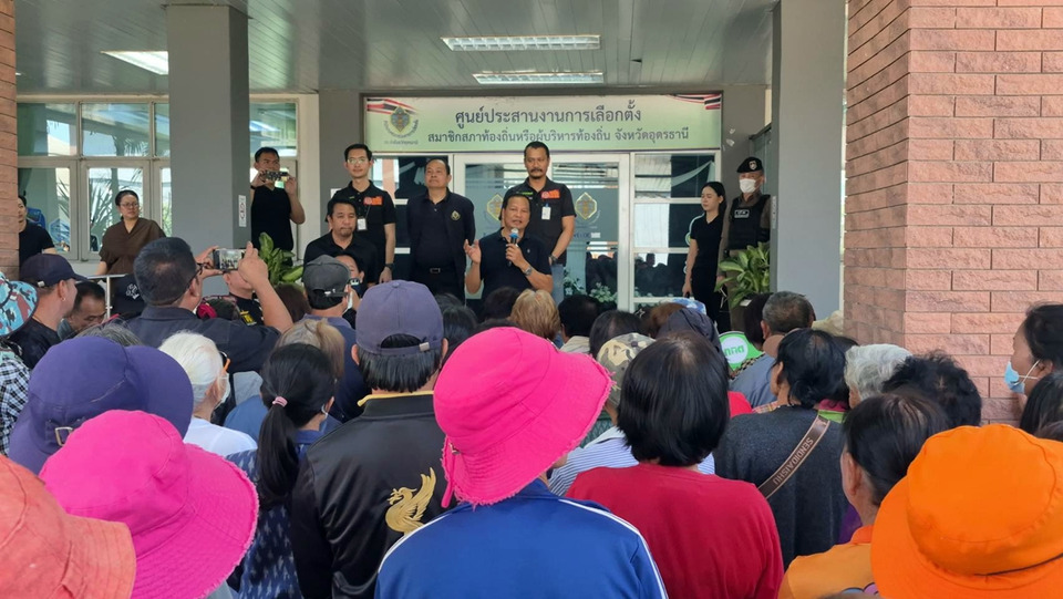 ชาวบ้านหนองหานบุก กกต.อุดร บี้ปมคลิปแจกเงินซื้อเสียง เร่งสรุปผลใน 1 สัปดาห์