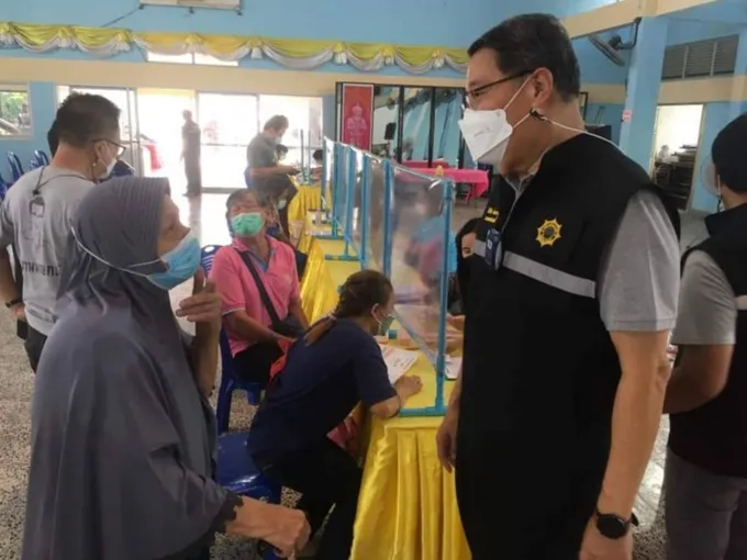 นายกเทศมนตรีตำบลบางคล้า ลงพื้นที่ตรวจเยี่ยมให้กำลังใจ ปชช.ตรวจคัดกรองโควิคเชิงรุก