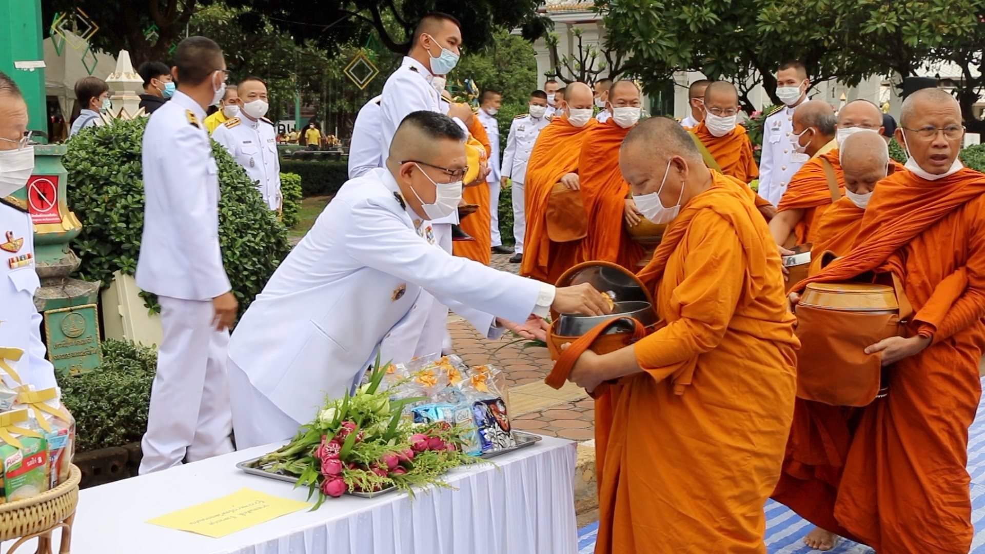 ชาวขอนแก่น พร้อมใจร่วมทำบุญตักบาตร เนื่องในวันคล้ายวันสวรรคตพระบาทสมเด็จพระบรมชนกาธิเบศร มหาภูมิพลอดุลยเดชมหาราช บรมนาถบพิตร